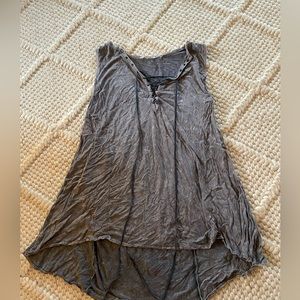 Grey swingtop. Super wrinkly in the picture. Size small.